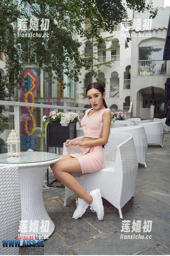 如果街头能开个party，那一定是爱丝的范儿套图！别忘了分享哦，有趣的朋友要记得叫上！