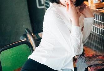 Son Ye Eun的私拍列车启动啦,这组红衣2B的图片,带你去想像乡里游