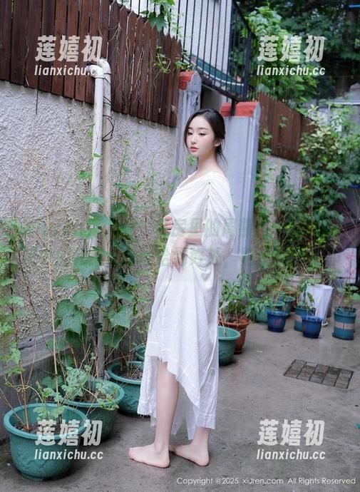 Xiuren秀人网-周慕汐 Xiuren秀人网 - 私房里的周慕汐,犹如旗袍中的花瓣,美图恰到好处,熟悉又陌生。