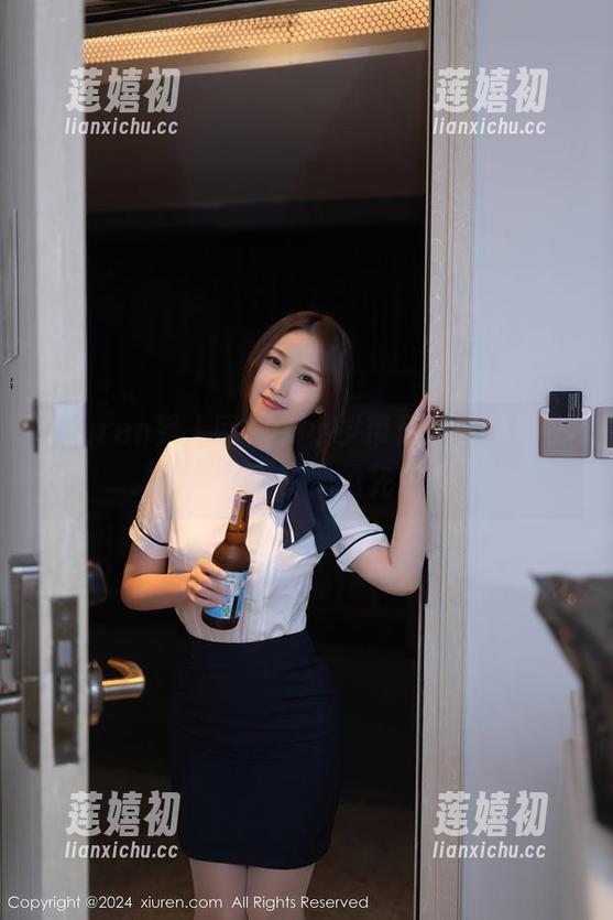 Xiuren秀人网-岁小岁 Xiuren秀人网 - 岁小岁带你玩转制服,超火的写真集抢先下载