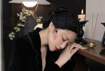 Xiuren秀人网 - 精选图集:陆萱萱cecillia教你如何在户外不冷场——一个果敢的心脏
