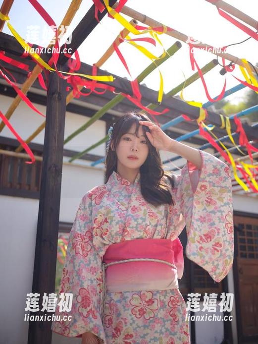 Wuyo的天台私拍，每张作品都是一种‘他们都有人在家吗’的疑惑。