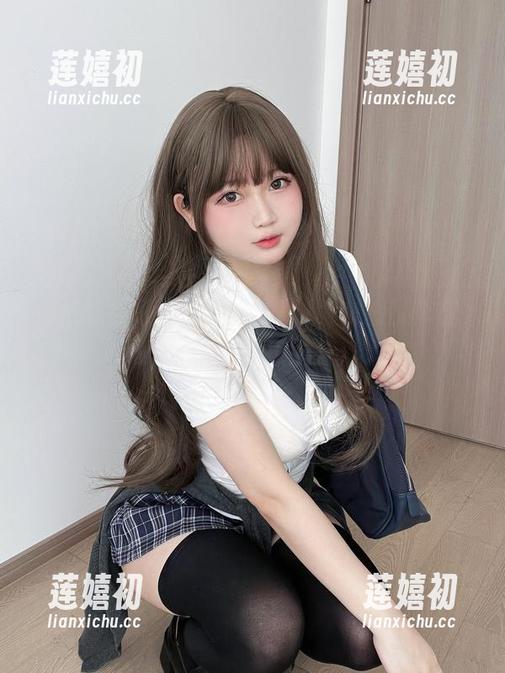 依依超级懒 依依超级懒的短裙全套写真,轻轻拂过的思绪如同飘散的花瓣