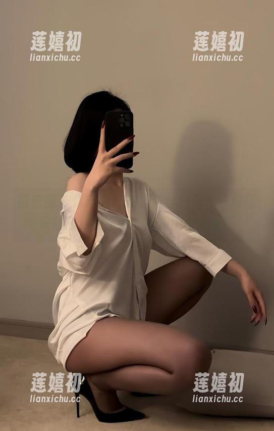 保守的二舅妈 微密圈 - 保守的二舅妈红丝白袜,一件印象深刻的免费原图,脑海中都画面了!