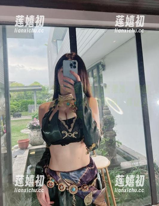 小玉吃果冻 微密圈 - 高清写真里的小玉吃果冻,和服让她看起来就像走出漫画的角色,真让人不爽。