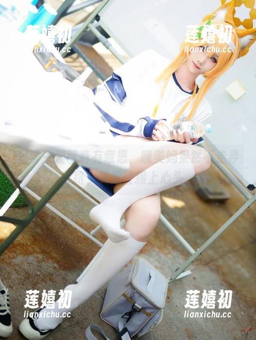 写真主题可真有意思，晓美妈果然不走寻常路，美足直接上心头。