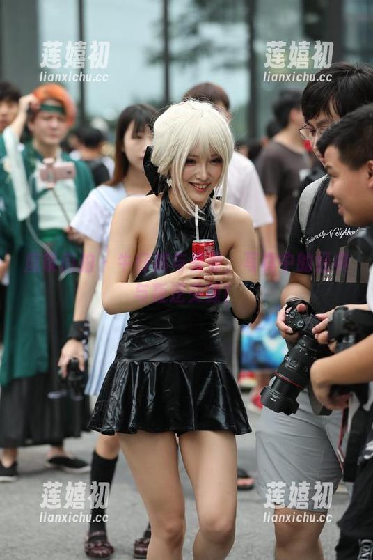 魔镜街拍-曼曼 魔镜街拍 - 牛仔裤与曼曼,写真中的经典与叛逆交锋!