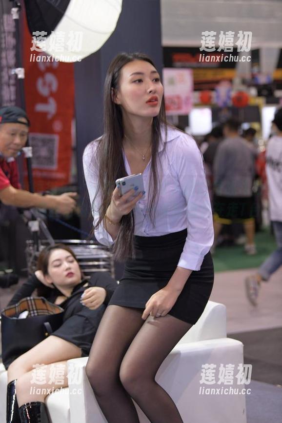 魔镜街拍-艾小青 魔镜街拍 - 分享艾小青惊人超短裙战斗力,肉丝自由舒展,每一步都像是在走T台!