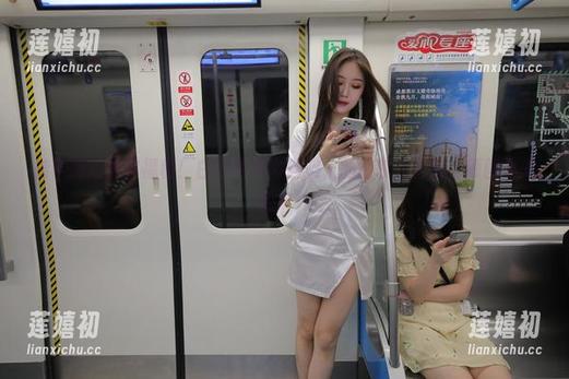 魔镜街拍给你福利！白色吊带肉丝美人的轻轨大冒险，原图额外惊喜！