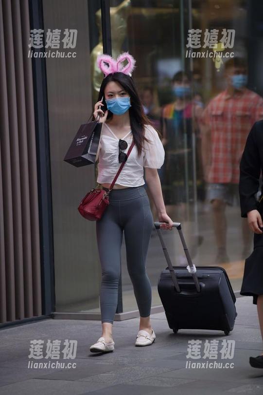 魔镜街拍 魔镜街拍:连衣裙OL美女套图-她在办公室也会是焦点,真佩服这些职场的“隐形超模”。